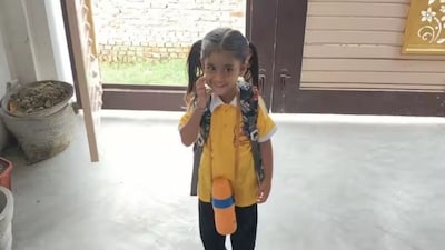 बच्ची ने लगाई डीएम से गुहार. 