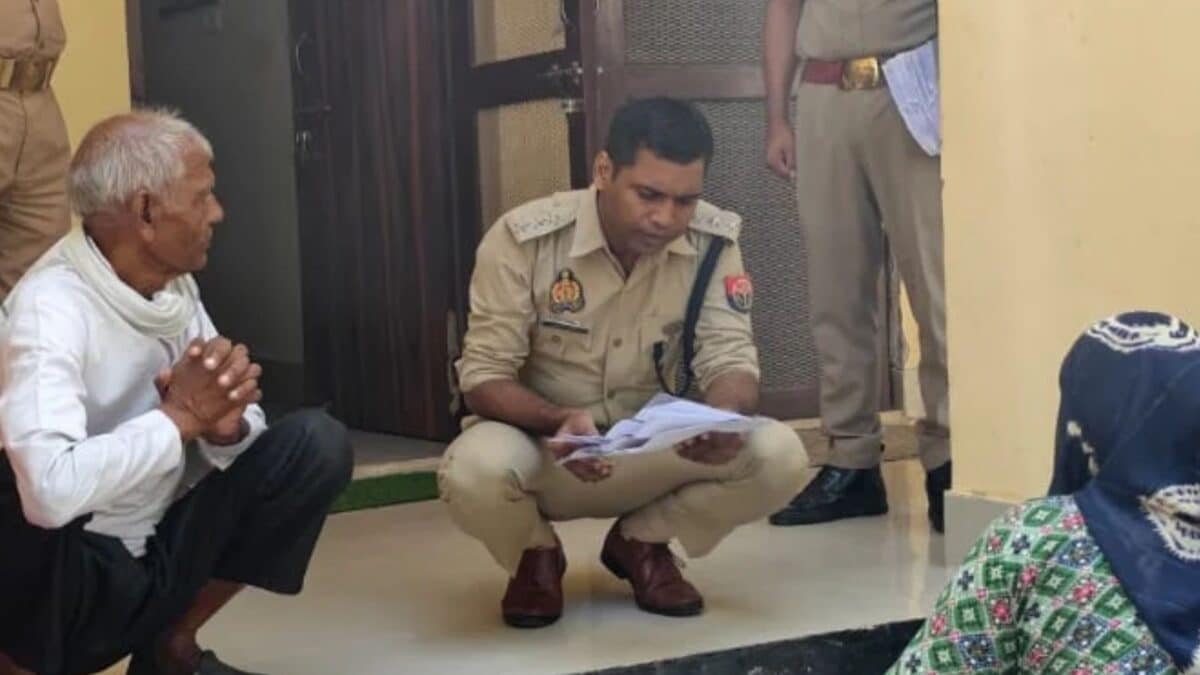 आगरा में एसीपी ने जमीन पर बैठकर सुनी दिव्यांग महिला की फरियाद