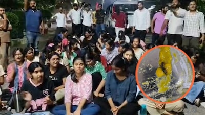 खाने को लेकर प्रदर्शन.