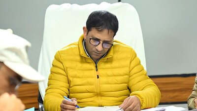 उत्तरकाशी में फंसे ट्रैकर्स को निकालने के लिए रेस्क्यू ऑपरेशन जारी.