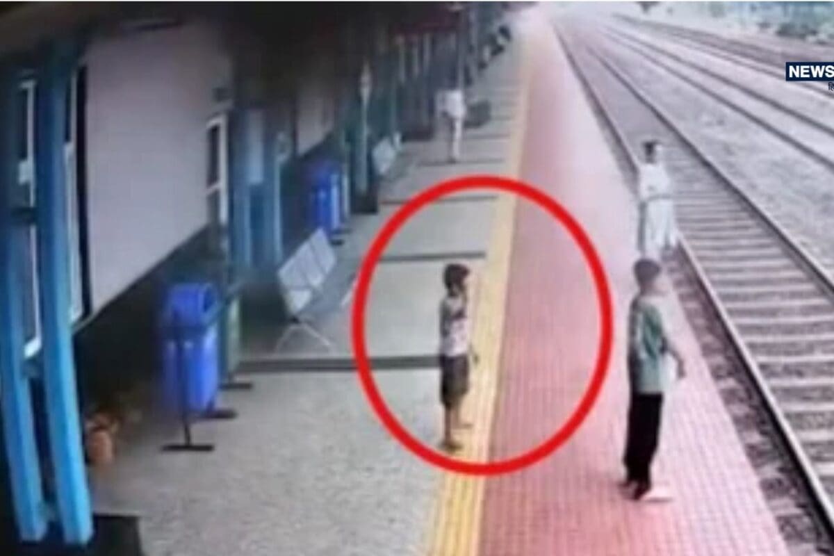 Bravery: हाई स्पीड से आ रही थी ट्रेन प्लेटफॉर्म के एकदम किनारे पर खड़ी थी महिला तभी छोटे बच्चे ने स्टेशन मास्टर की तरफ किया इशारा 