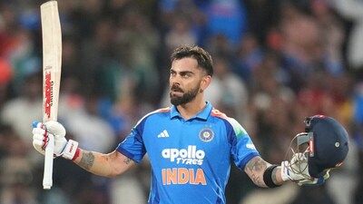 विराट कोहली (Virat Kohli) वनडे इंटरनेशनल क्रिकेट इतिहास में सबसे तेज 15,000 रन बनाने वाले दुनिया के पहले बल्लेबाज बन गए हैं. उन्होंने यह कीर्तिमान केवल 303 पारियों में हासिल किया. उनकी इस रफ्तार और निरंतरता का अंदाजा इसी बात से लगाया जा सकता है कि दुनिया का कोई भी अन्य बल्लेबाज इस आंकड़े तक इतनी कम पारियों में नहीं पहुंच सका है. यह रिकॉर्ड दिखाता है कि 50 ओवर के प्रारूप में विराट का दबदबा और क्लास किस स्तर का है. (AFP)