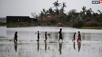 बंगाल की खाड़ी में उठा तूफान ओडिशा-आंध्र के तट से टकरा गया है. इसके प्रभाव से ओडिशा, आंध्र प्रदेश, पश्चिम बंगाल, बिहार और झारखंड में बारिश हो रही है. (फाइल फोटो)