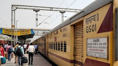 04406 शकूरबस्ती-मानसी जंक्शन अनारक्षित फेस्टिवल स्पेशल एक्सप्रेस (फोटो एआई)