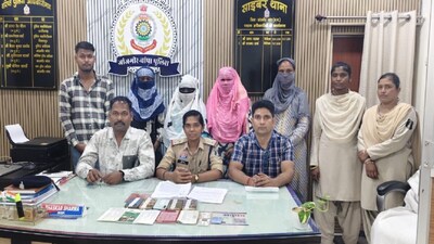 पुलिस ने चार महिलाओं समेत पांच आरोपियों को गिरफ्तार किया है.