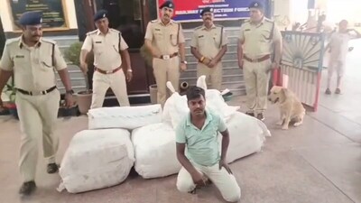 पुलिस ने आरोपियों के कब्जे से मशरूका बरामद किया है.