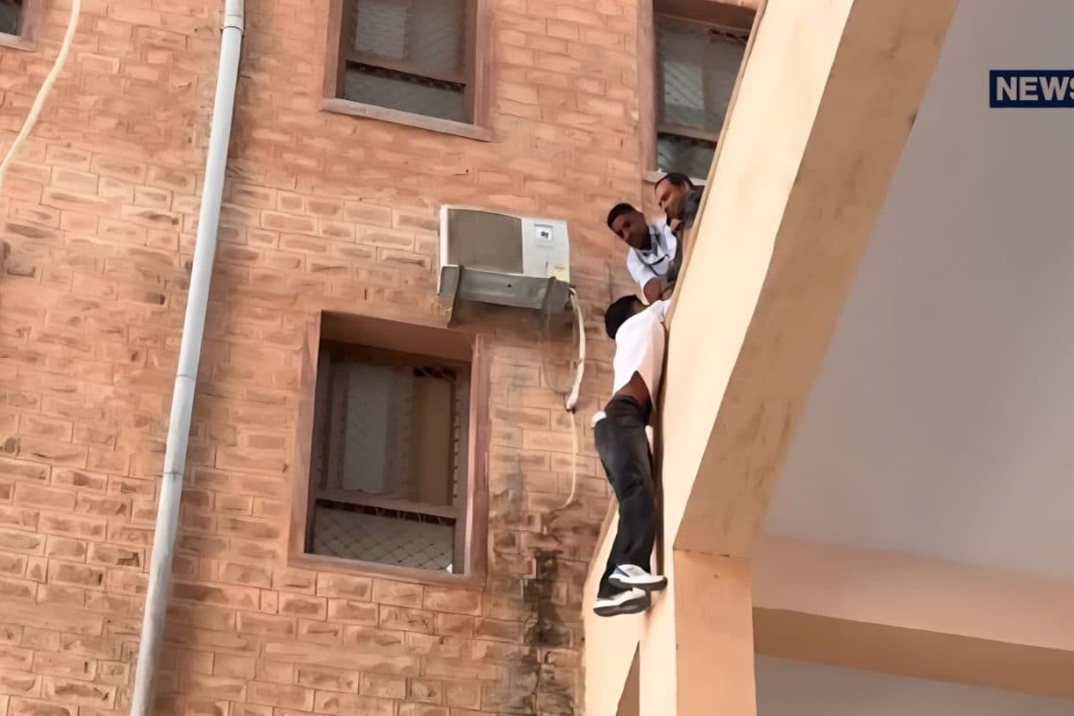 राजस्थान हाईकोर्ट परिसर में हंगामा: प्रेमिका के साथ जाने से इनकार करने पर प्रेमी बालकनी से लटका, वकीलों ने बचाई जान