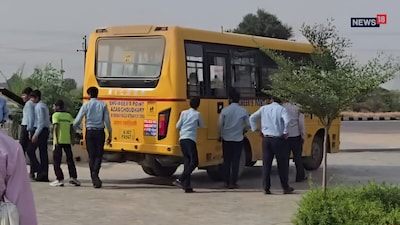 Khairthal School Bus News: CNG पंप पर खराब हुई स्कूल बस, मासूम बच्चों से लगवाया धक्का, वीडियो वायरल