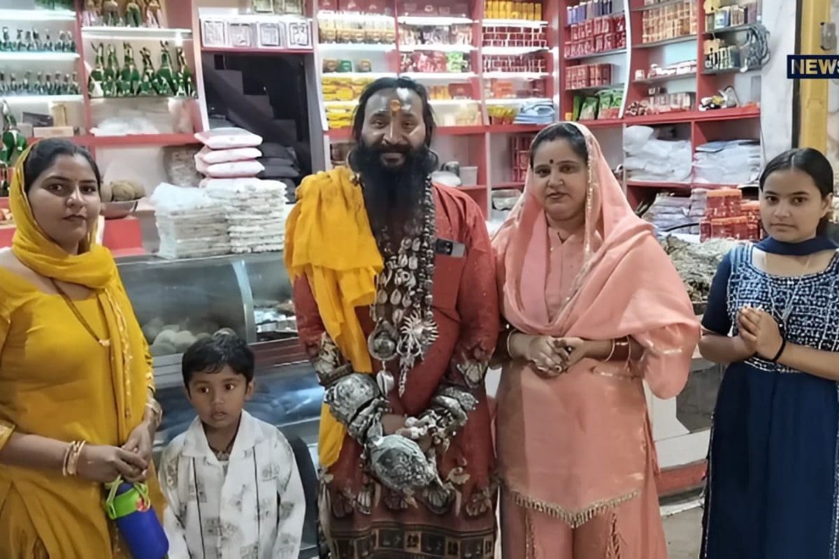 प्रसिद्ध कलाकार रामू राजस्थानी दस किलो चांदी के आभूषण पहनकर रामदेवरा पहुंचे