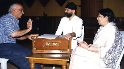 नई दिल्ली: बॉलीवुड के कुछ सबसे यादगार गानों के पीछे अनोखी कहानियां हैं. ऐसी ही एक कहानी 1997 की फिल्म 'दिल तो पागल है' के एक गाने से जुड़ी है, जिसे 50 बार रिजेक्ट किया गया था. आखिरकार, जब यह गाना चुना गया, तो कमाल हो गया. आज इसकी गिनती 90 के क्लासिक गानों में होती है. (फोटो साभार: IMDb)
