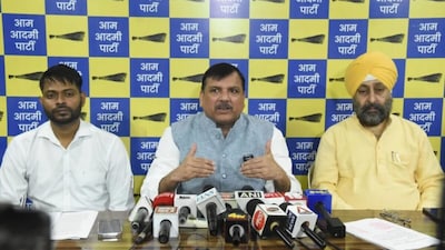 संजय सिंह ने मतदाता सूची में गड़बड़ी को लेकर चुनाव आयोग पर बड़ा आरोप लगाया.