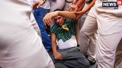 ज्ञानेश कुमार के इस्तीफे की मांग को लेकर रविवार को इंडिया गेट पर आम आदमी पार्टी के कार्यकर्ताओं ने प्रदर्शन किया.