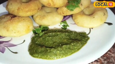 तैयार मिश्रण को एक दूसरे बर्तन में निकालकर कुछ देर ठंडा होने के लिए रख दें. जब सूजी का मिश्रण ठंडा हो जाए तो इसे हाथों से अच्छी तरह मिला लें. इसके बाद इसके छोटे-छोटे पेड़े तैयार करें. अब हर पेड़े को हल्का दबाकर वड़े का आकार दें. इस तरह सभी वड़े तैयार कर लें.