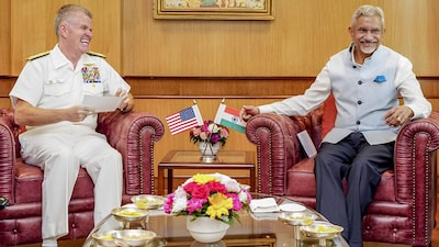 अमेरिकी एडमिरल और विदेश मंत्री एस. जयशंकर. फोटो- पीटीआई