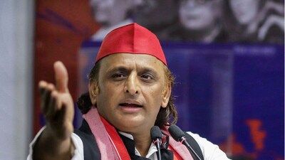 राज्य सभा चुनाव में क्रॉस वोटिंग करवाकर सपा अध्यक्ष अखिलेश यादव अपने तीन सांसद को जीताने के प्रयास में हैं.