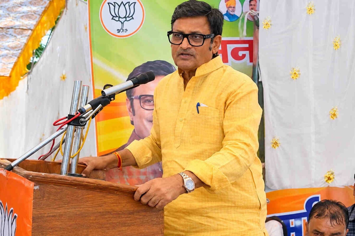 Rajendra Rathore Sings Classic Song to Campaign for Family in Rajasthan Elections