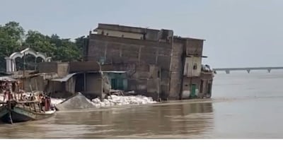 तीन मंजिला पक्के मकान के देखते ही देखते गंगा में गिरने का वीडियो सामने आया है. 