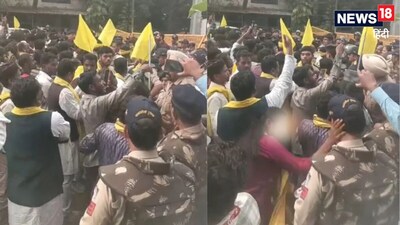 प्रदर्शन के पुलिसकर्मी को थप्पड़ जड़ती छात्रा.
