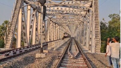 मोकामा के हाथीदह में गंगा नदी पर राजेंद्र सेतु के समानांतर बने नए रेल पुल का ट्रायल सफलतापूर्वक पूरा हुआ है. 