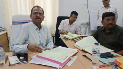 अलग-अलग ट्रांजैक्शन और खाते से जुड़ी जानकारी की पड़ताल की जा रही है.