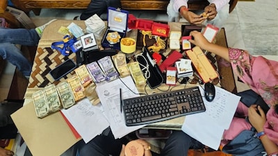 SVU ने गोपालगंज के अपर जिला दंडाधिकारी राजेश्वरी पाण्डेय के ठिकानों पर छापेमारी की है. 