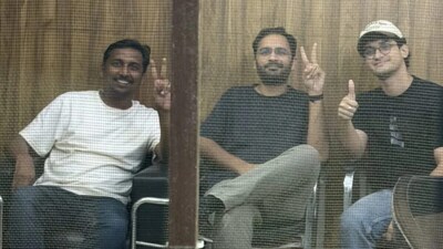 दिल्ली पुलिस ने सीजेपी के सौरव दास और आशुतोष रांका को मंगलवार को हिरासत में लिया था. ( X/@whattalawyer)