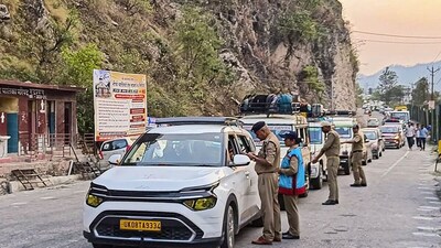 चारधाम यात्रा के दौरान आश्रम में शराब पार्टी करते पकड़ाया नकली बाबा.