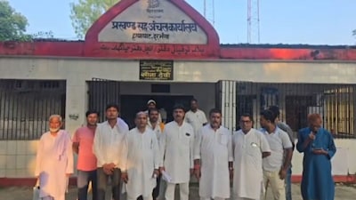 कई पंचायतों के मुखिया एकजुट होकर प्रखंड मुख्यालय पहुंचे और बीडीओ के सामने अपनी शिकायतें रखीं.