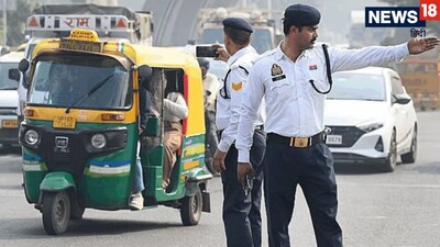 दिल्ली में 153 दुर्घटना संभावित स्थानों यानी ब्लैक स्पॉट्स की पहचान की गई है.