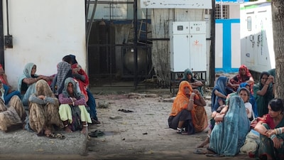 जिला अस्पताल में महिला की मौत के बाद हंगामा हुआ.