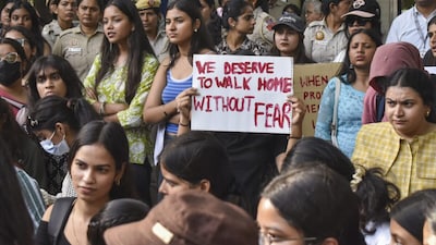 छात्राओं ने प्रदर्शन किया.