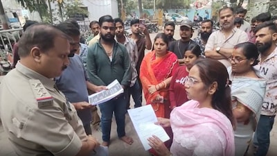 पेड गरबा डांस के खिलाफ शिकायत करती हुईं महिलाएं.