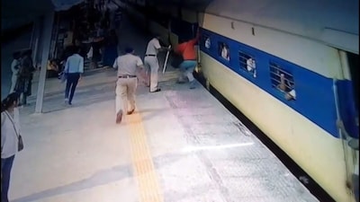 यात्री को खतरे में देख ड्यूटी पर तैनात आरपीएफ के दो जवान तुरंत दौड़े और उसे खींचकर सुरक्षित बाहर निकाल लिया.