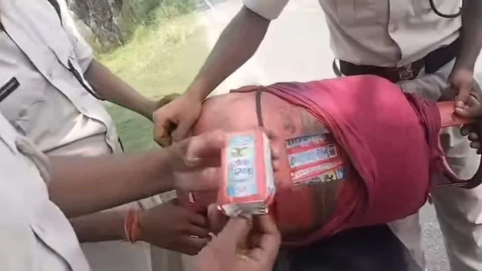 गैस सिलेंडर कटवाया और बाइक में बनाया तहखाना, इससे निकली फ्रूटी पैक वाली दारू, शराब तस्करी का ऐसे खुला राज
