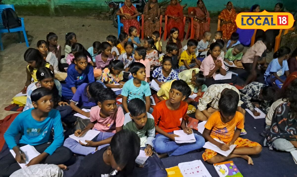 39 साल से 2 शिक्षक भाई बिहार के इस गांव में जगा रहे शिक्षा की अलख, 50 महादलित बच्चों को स्ट्रीट लाइट में फ्री में हैं पढ़ाते
