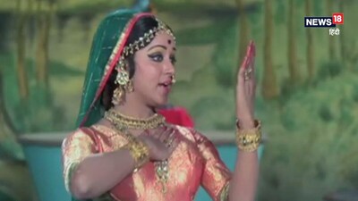 नई दिल्ली. बॉलीवुड में कामयाबी की चमक के पीछे कई बार ऐसे जख्म छिपे होते हैं, जिनके बारे में दुनिया को सालों बाद पता चलता है. हेमा मालिनी की कहानी भी कुछ ऐसी ही है. जिस अदाकारा की खूबसूरती और अदाओं पर एक जमाने में पूरा बॉलीवुड फिदा था, उसे कभी एक निर्देशक ने यह कहकर फिल्म से बाहर कर दिया था कि वह हीरोइन बनने लायक नहीं हैं. कम उम्र में मिली इस बेइज्जती ने हेमा को अंदर तक झकझोर दिया था. उन्हें डर सताने लगा था कि कहीं लोग उनका मजाक न उड़ाएं. लेकिन उन्होंने हार नहीं मानी और अपनी मेहनत से ऐसी पहचान बनाई कि आगे चलकर पूरी दुनिया उन्हें 'ड्रीम गर्ल' के नाम से जानने लगी. 16 अक्टूबर यानी आज हेमा मालिनी अपना 78वां जन्मदिन मना रही हैं.
