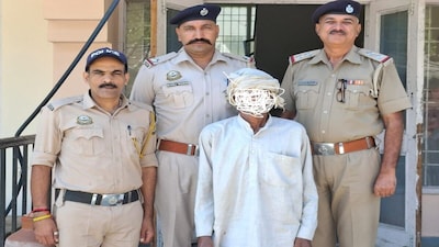 हरियाणा में दबिश देकर 75 वर्षीय रणवीर पुत्र लहरी, निवासी गांव व डाकघर जागसी, तहसील गोहाना, जिला सोनीपत को गिरफ्तार किया. 