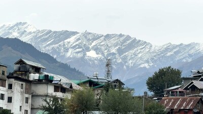 मनाली में पहाड़ों पर बर्फबारी.
