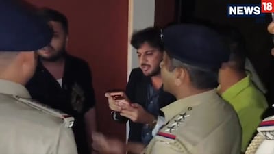 बेंगलुरु के एक पब में एक आईएएफ अफसर ने पुलिस से मारपीट और गाली गलौज की.