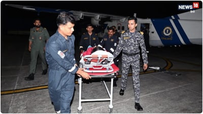 कोस्टगार्ड की टीम ने बुजुर्ग को रेस्क्यू कर अस्पताल पहुंचाया.