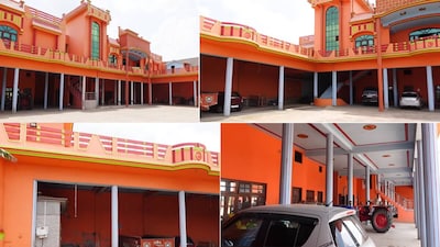 Magnificent Luxurious House in Uttarakhand : नोएडा-गुड़गाव, फरीदाबाद, दिल्ली-मुंबई जैसे बड़े शहरों में बड़ी-बड़ी कोठियां, चमकते-दमकते ऑफिस देखने को मिल ही जाते हैं लेकिन अब गांवों में किसी किसान का भव्य मकान नजर आता है तो आंखें ठहर सी जाती हैं. ऐसे मकान गांवों की खूबसूरती में चार चांद लगाते हैं. पश्चिम यूपी-हरियाणा, राजस्थान में कई बड़े किसानों के सुंदर और भव्य मकान देखने को मिल जाते हैं. इन राज्यों में किसान जमीन खरीदने में बहुत रुचि दिखाते हैं. जमीन बेचना इन इलाकों में अच्छा नहीं मानते. जमीन को मातृभूमि मानते हैं. उतराखंड के हरिद्वार जिले में किसान ने 6 बीघे में खूबसूरत घर बनवाया है. ऐसा घर पूरे इलाके में नहीं है. दूर-दूर से लोग इस घर को देखने आते हैं. इस किसान परिवार ने 200 बीघा जमीन भी खरीदी है. 