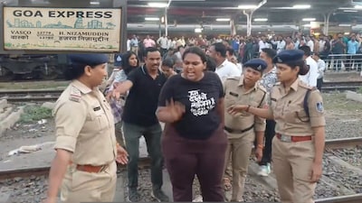 इटारसी में रेलवे पुलिस ने कई लोगों को हिरासत में लिया.