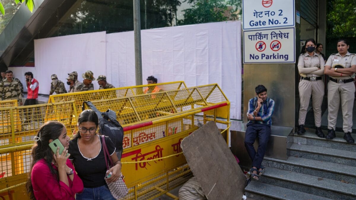दिल्ली में सीजेपी प्रदर्शन: 45 मेट्रो स्टेशन बंद, ट्रेनें रद्द