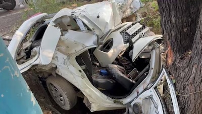 हरियाणा के कैथल शहर में करनाल रोड पर गांव नरड़ के पास देर रात हुए सड़क हादसे में तीन युवकों की दर्दनाक मौत हो गई. 