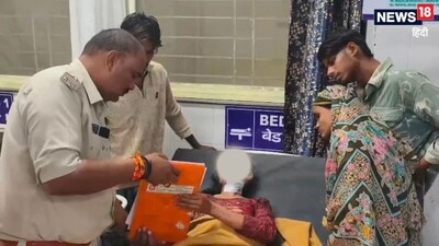 अस्पताल में भर्ती महिला पुलिस को जानकारी देती हुई.
