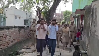 लखीमपुर खीरी में मनचलों को पुलिस ने सबक सिखाया. (स्क्रीनग्रैब)