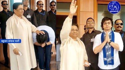 मायावती के सामने कब खड़े होंगे आकाश आनंद?