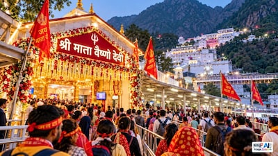 शारदीय नवरात्र के दौरान माता वैष्णो देवी के दरबार में दर्शन के लिए लाखों श्रद्धालुओं की भीड़ उमड़ पड़ी है. (Image: AI)
