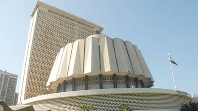 महाराष्ट्र की सियासत गरमाई हुई है.