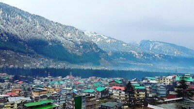 सर्दियों की शुरुआत से ठीक पहले आम परिवारों के साथ-साथ होटल कारोबार से जुड़े लोग ईंधन जुटाने के लिए भारी मशक्कत कर रहे हैं.